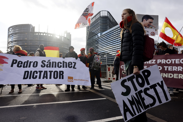 Manifestantes protestan contra el presidente español Pedro Sánchez y su ley de amnistía frente al Parlamento Europeo en Estrasburgo