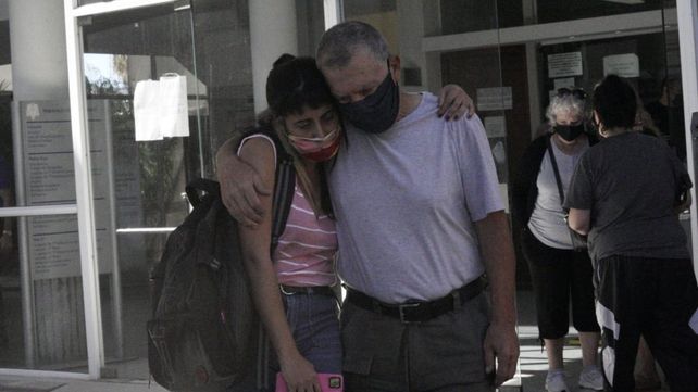 Alberto Perassi recibe el consuelo de las mujeres militantes del Cordón.