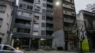 Los edificios de San Lorenzo al 800. Los delincuentes alquilaron un depto en el 826 para ingresar en la torre lindera donde predominan varias oficinas.&nbsp;
