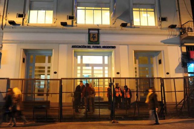 La Fifa ordenó un comité de regularización de la casa madre del fútbol argentino.