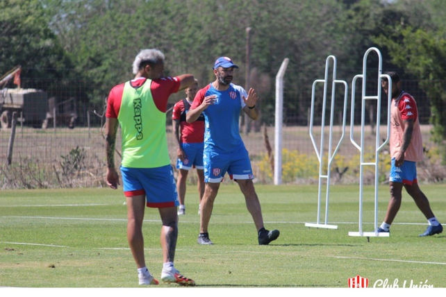 El DT de Unión Juan Manuel Azconzábal tiene un par de interrogantes para definir el equipo que jugará con Newells.