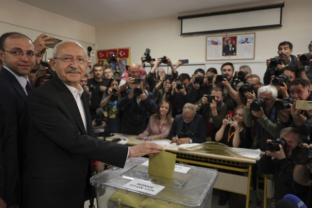 Kemal Kilicdaroglu al votar el domingo en Ankara. Su popularidad es enorme en las grandes ciudades.&nbsp;