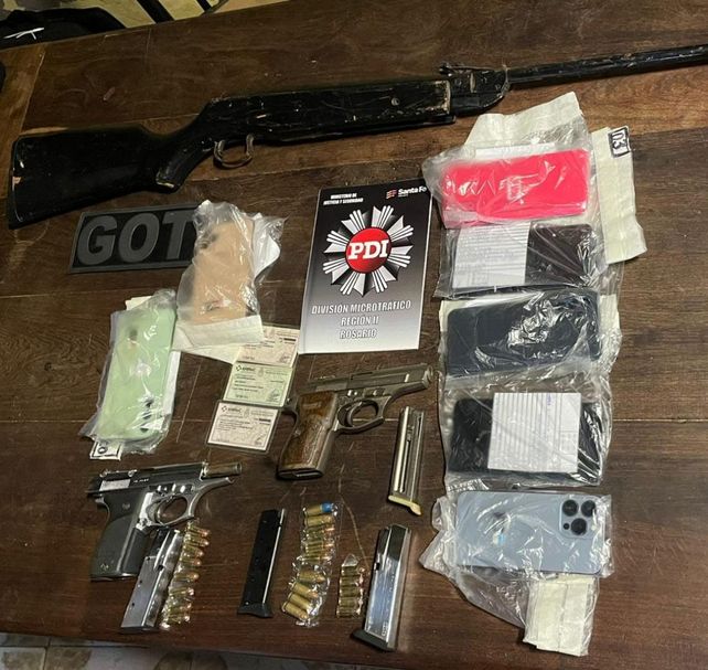 Detenidos y armas secuestradas en allanamientos en Villa Gobernador Gálvez.&nbsp;