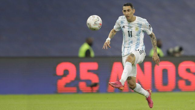 El rosarino Ángel Di María define por arriba del arquero brasilero para marcar el único gol del partido.