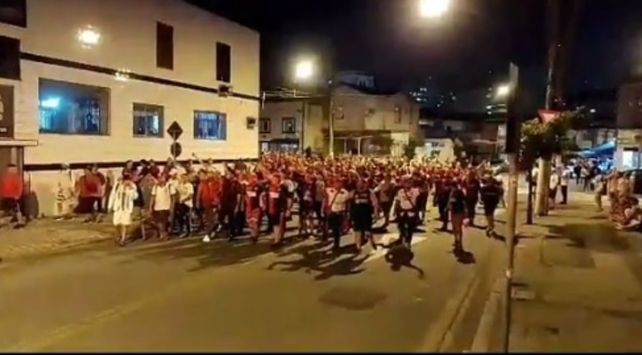 La caravana leprosa transitando la ciudad rumbo al estadio de Santos.