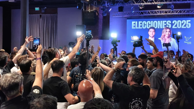 Euforia en el búnker libertario de Rosario tras los primeros resultados de las elecciones