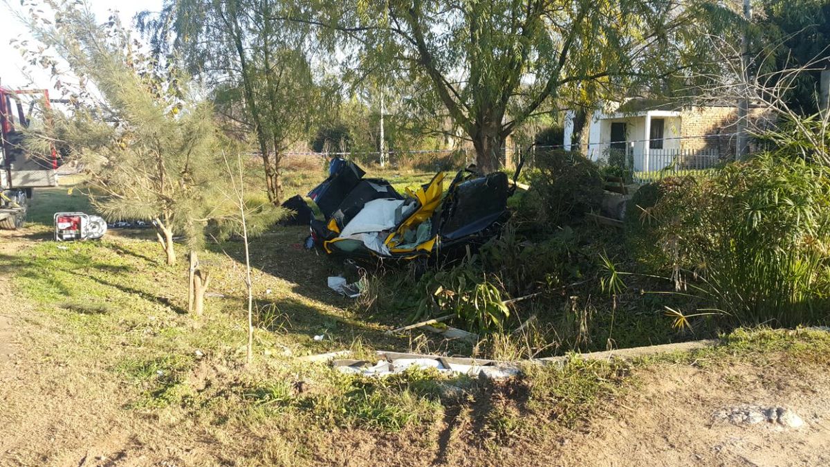 Un taxi impactó contra un árbol y dos jóvenes murieron
