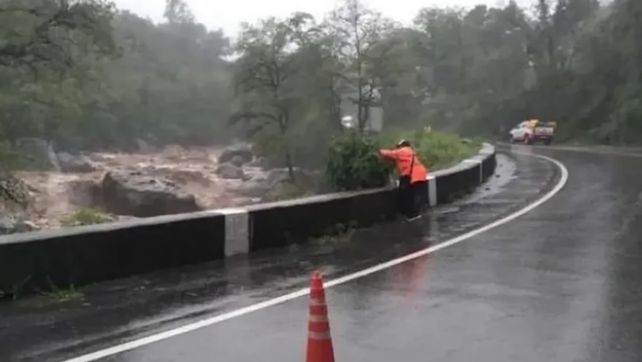 Un fuerte temporal volvió a afectar a Tucumán con calles y utas anegadas y cortadas