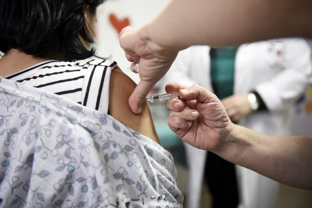 De las primeras dosis que arribaron a las farmacias están quedando pocas.