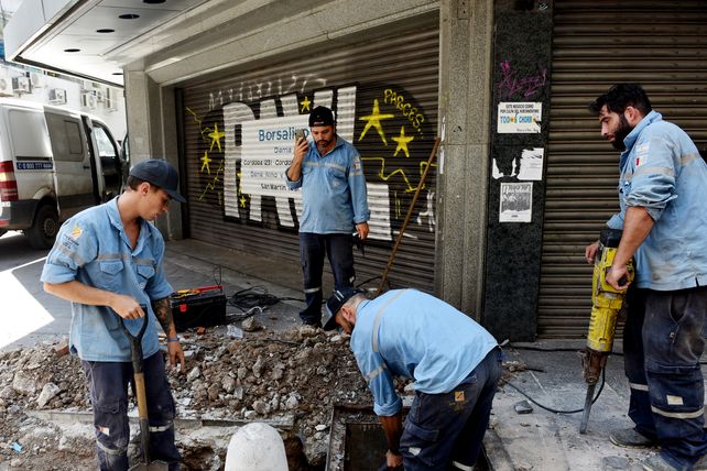 A destajo. Las 22 cuadrillas de operarios trabajaron sin cesar en una jornada agobiante y con múltiples cortes de luz a lo largo de la ciudad.