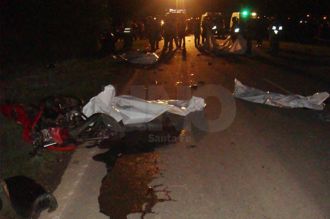 Murieron cinco jóvenes al chocar dos motocicletas de frente en Totoras