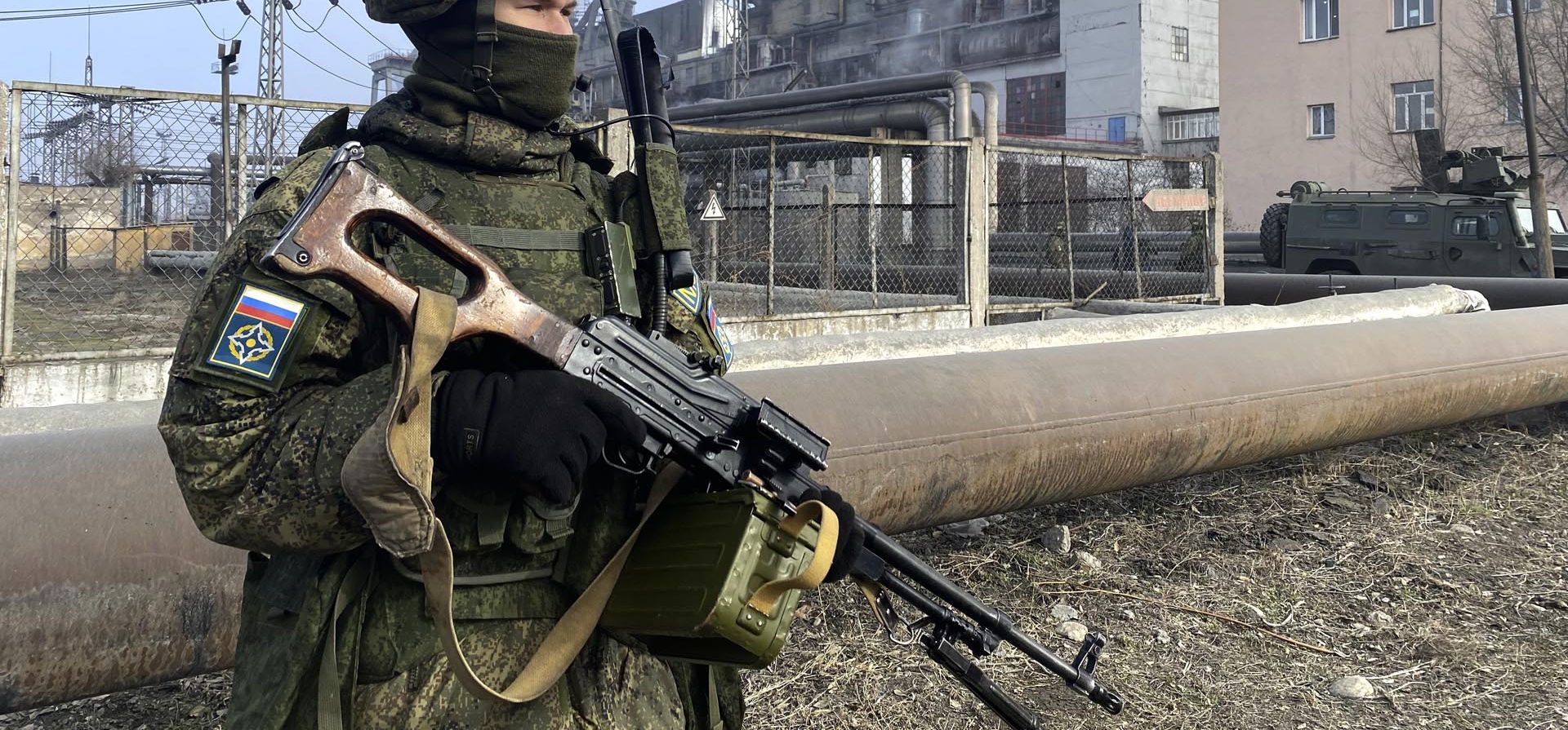 En esta foto publicada por el Servicio de Prensa del Ministerio de Defensa de Rusia, un pacificador ruso de la Organización del Tratado de Seguridad Colectiva vigila un área en la oficina de Kazakhtelecom en Almaty, Kazajstán, el miércoles 12 de enero de 2022.