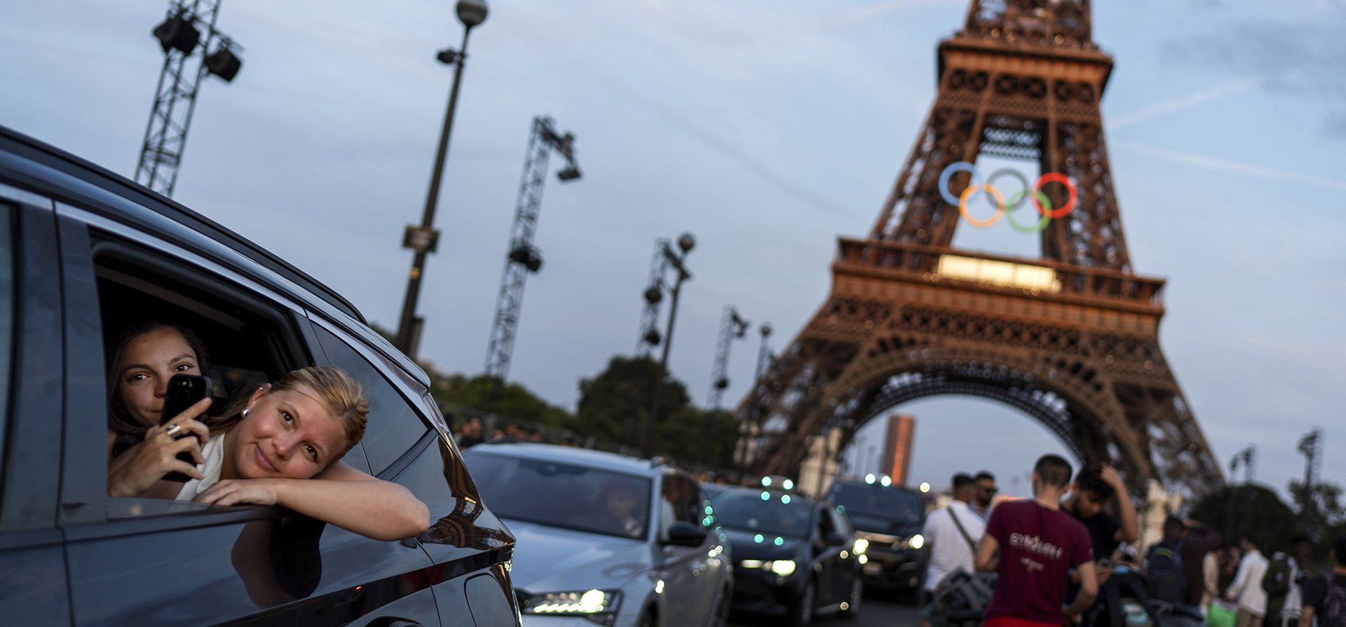 Los pasajeros en la parte trasera de un taxi se filman mientras salen de la Torre Eiffel decorada con los anillos olímpicos antes de los Juegos Olímpicos de Verano de 2024, en París, el 17 de julio de 2024. (Foto AP/David Goldman) Los pasajeros en la parte trasera de un taxi se filman mientras salen de la Torre Eiffel decorada con los anillos olímpicos antes de los Juegos Olímpicos de Verano de 2024, en París, el 17 de julio de 2024. (Foto AP/David Goldman)