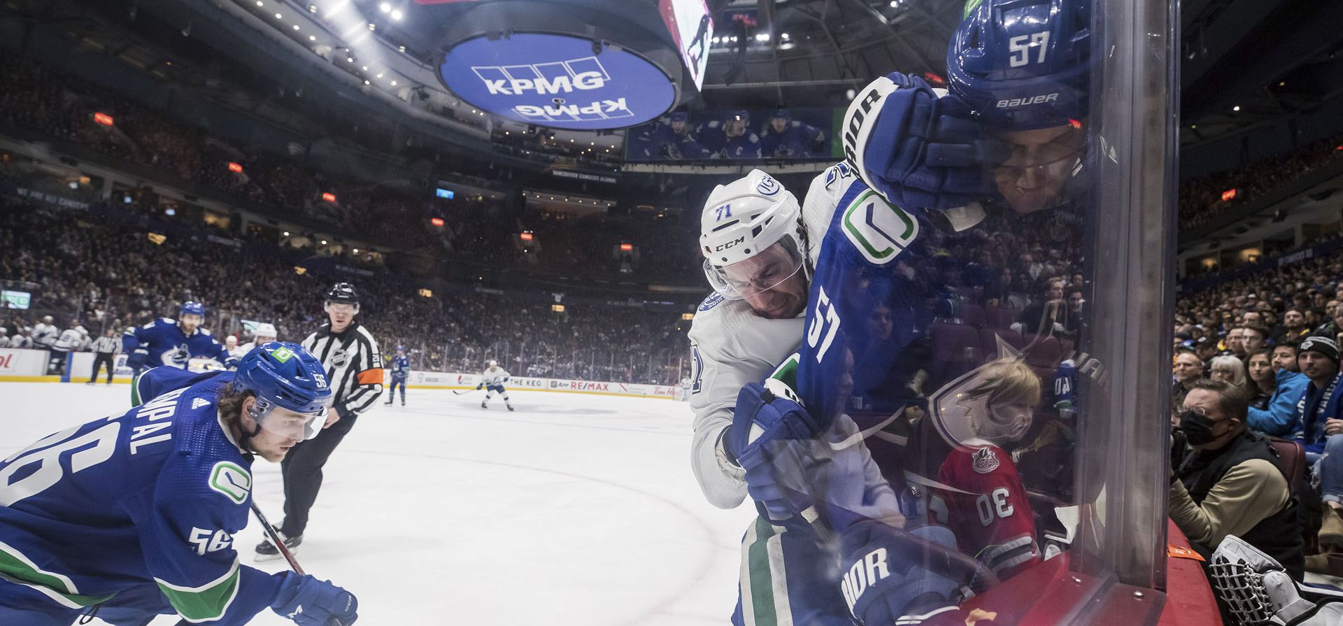 Anthony Cirelli (71) de ampa Bay Lightning revisa a Tyler Myers (57) de Vancouver Canucks durante el segundo período de un partido de hockey de la NHL en Vancouver, Columbia Británica, el domingo 13 de marzo de 2022.