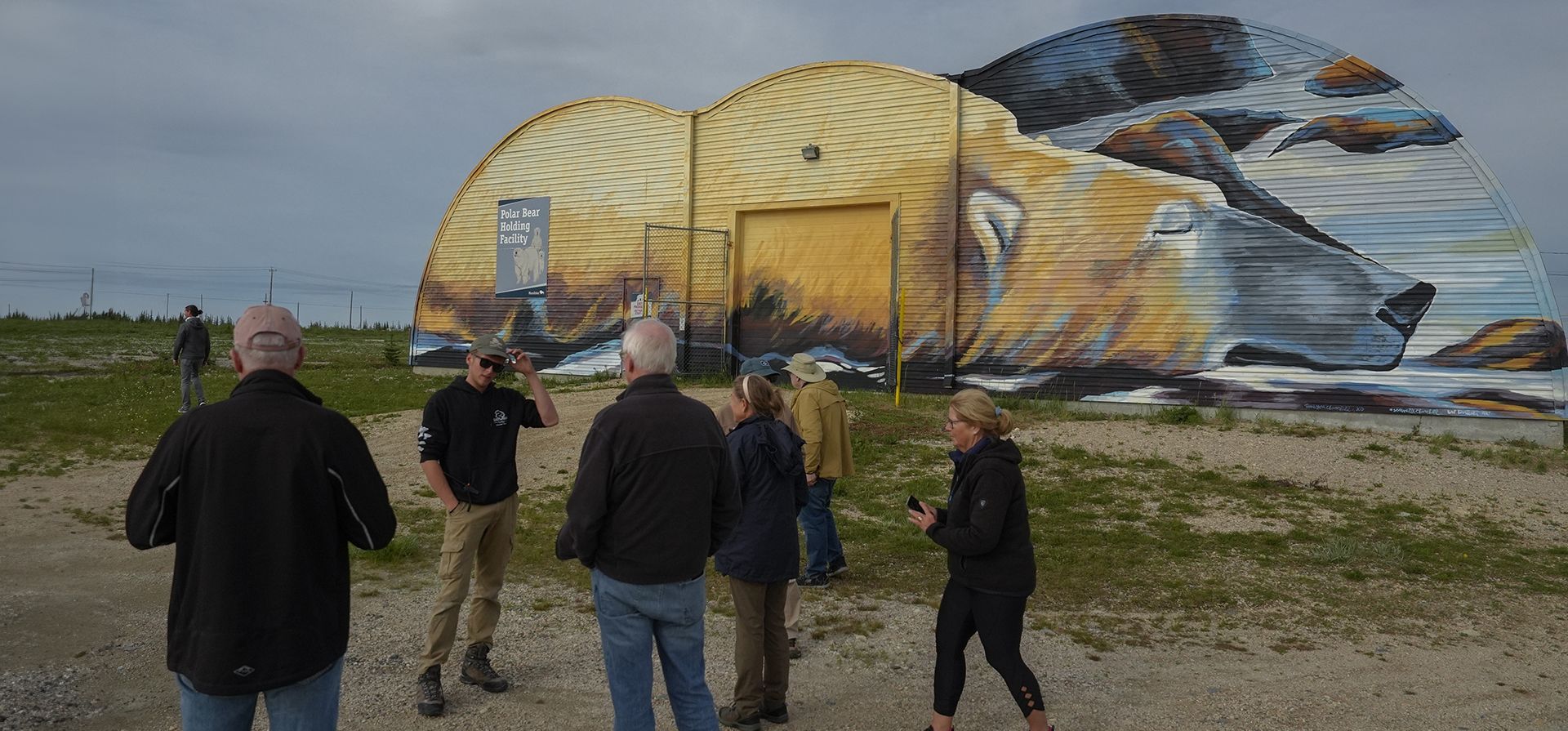 Turistas afuera del centro de detención de osos polares, el domingo 4 de agosto de 2024, en Churchill, Manitoba. (Foto AP/Joshua A. Bickel) Turistas afuera del centro de detención de osos polares, el domingo 4 de agosto de 2024, en Churchill, Manitoba. (Foto AP/Joshua A. Bickel)