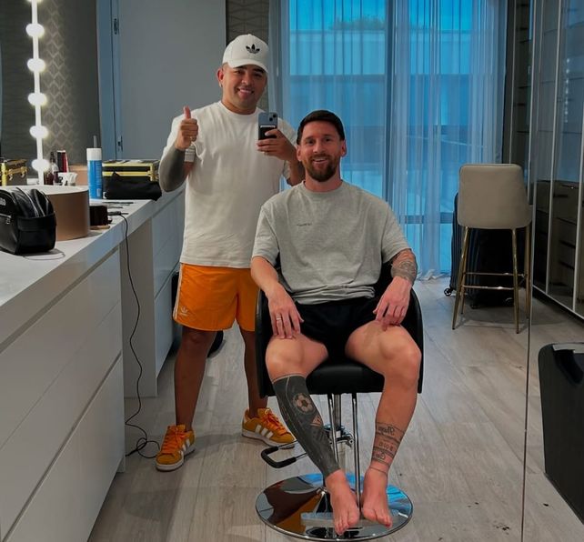 Messi y Dany Ale, el peluquero oficial de la selección argentina.