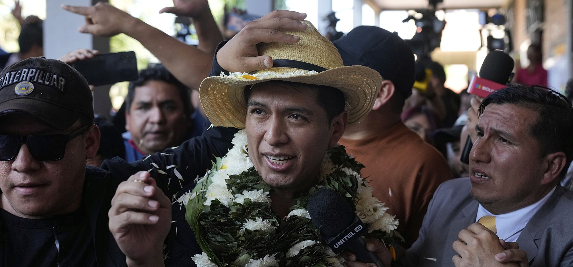El candidato presidencial Andrónico Rodríguez sale de una casilla electoral después de que sus opositores le arrojaron piedras, el domingo 17 de agosto de 2025, en Entre Ríos, en la region del Chapare de Bolivia. (AP Foto/Jorge Saenz) El candidato presidencial Andrónico Rodríguez sale de una casilla electoral después de que sus opositores le arrojaron piedras, el domingo 17 de agosto de 2025, en Entre Ríos, en la region del Chapare de Bolivia. (AP Foto/Jorge Saenz)