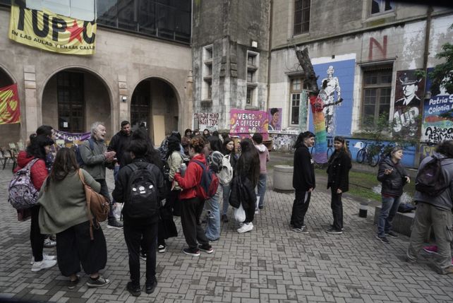 Estudiantes de la UNR votaron toma de facultades y en algunas se quedaron a dormir