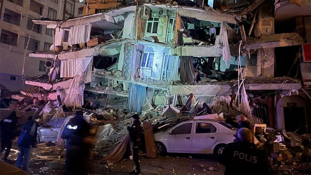 Más de 1.300 muertos por un devastador terremoto de 7,8 de magnitud en Turquía y Siria