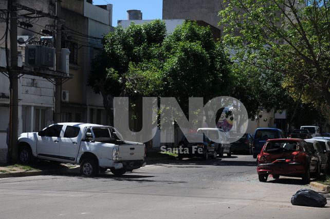 Camión chocó a una camioneta que embistió a cuatro autos estacionados