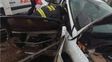 Milagro en la Circunvalación Oeste: un auto despistó, chocó contra una columna y los bomberos rescataron a un nene atrapado