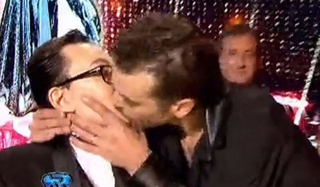 Alfonso sorprendió a Polino con un apasionado beso. Fue con respeto