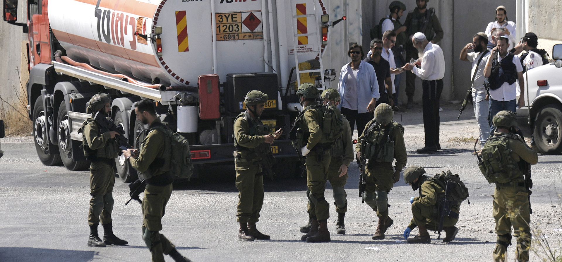 Las fuerzas militares israelíes trabajan cerca del sitio donde un soldado resultó herido por disparos cerca del asentamiento judío de Shavei Shomron en Judea y Samaria, el martes 11 de octubre de 2022.