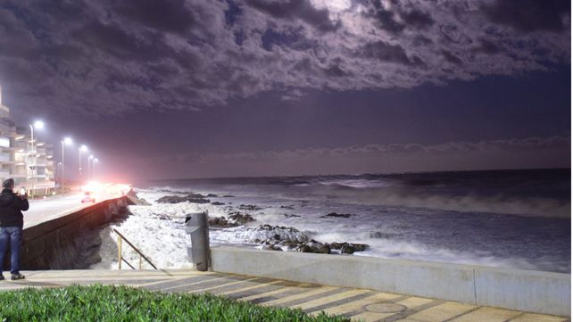 Una oleada de espuma sorprendió a la costa de Punta del Este