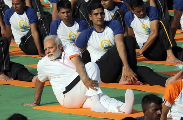 El premier indio Narendra Modi ha hecho del yoga parte de su política. Pero impulsa la versión religiosa de esta práctica