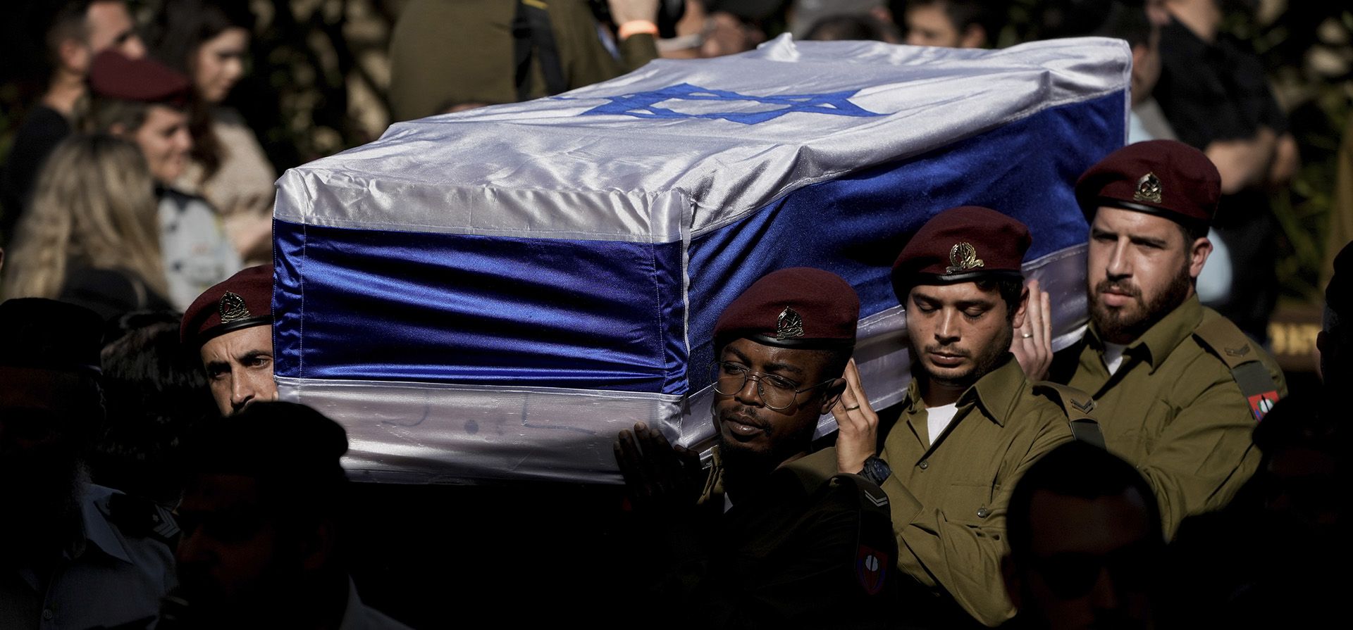 Soldados israelíes llevan el ataúd envuelto en una bandera del Sargento Primero. Gal Meir Eizenkot, de 25 años, que murió en combates en Gaza, en el cementerio militar de Herzliya, Israel, el viernes 8 de diciembre de 2023. (Foto AP/Leo Correa) Soldados israelíes llevan el ataúd envuelto en una bandera del Sargento Primero. Gal Meir Eizenkot, de 25 años, que murió en combates en Gaza, en el cementerio militar de Herzliya, Israel, el viernes 8 de diciembre de 2023. (Foto AP/Leo Correa)