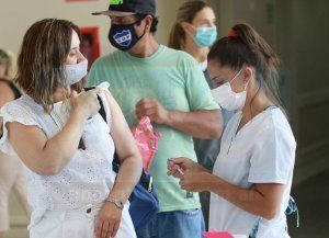 Covid: este jueves reportaron 97 muertes y 10.298 contagios