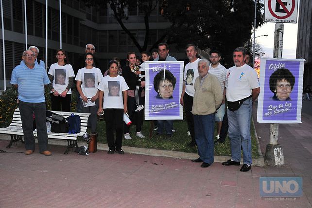 Familiares de Ofelia Kessel iniciaron una vigilia frente a los Tribunales de Paraná