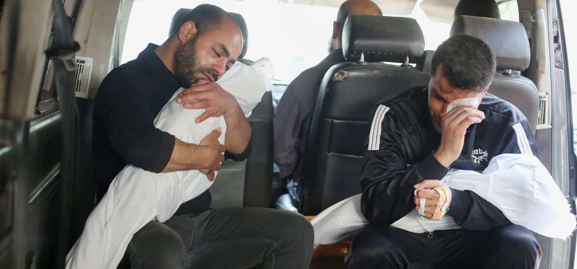 La gente llora al recibir los cuerpos de las víctimas de un ataque israelí, Rafah, Gaza. Fotografía: Ahmad Hasaballah/Getty Images La gente llora al recibir los cuerpos de las víctimas de un ataque israelí, Rafah, Gaza. Fotografía: Ahmad Hasaballah/Getty Images