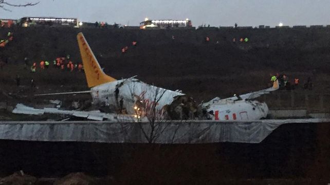 Un muerto y 157 heridos en un avión que se partió en tres