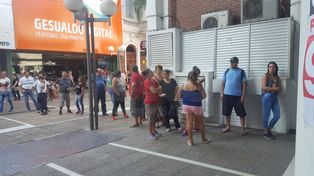 Comenzó el paro bancario y se siente en los cajeros de la ciudad
