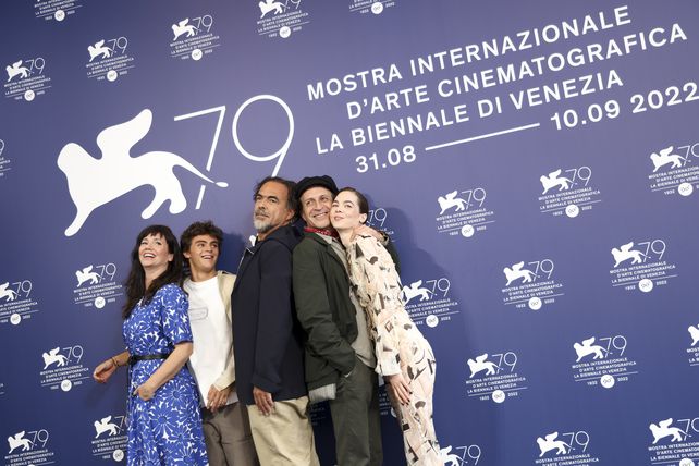 El director (en el medio) y su elenco durante la presentación en el Festival de Cine de Venecia.&nbsp;