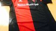 La nueva camiseta rojinegra que saldrá mañana a la luz para los hinchas y socios de Newells.&nbsp;