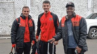 Tomás Cáceres, Tiago Banega y Emerson Batalla forman parte de la delegación de Patronato que viajó este lunes, vía aérea, rumbo a Resistencia.&nbsp;