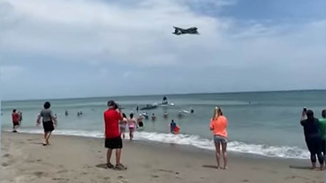 El dramático momento en que un avión aterriza de emergencia en una playa