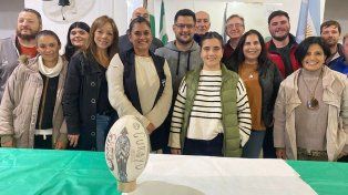Alejandra Linares (chaleco verde y buzo blanco con tiras negras) junto a la nueva comisión del Curiyú.