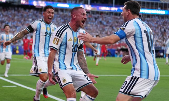 Mac Allister anotó el primer tanto de Argentina ante Suiza. Lo hizo de cabeza tras un córner de Messi.