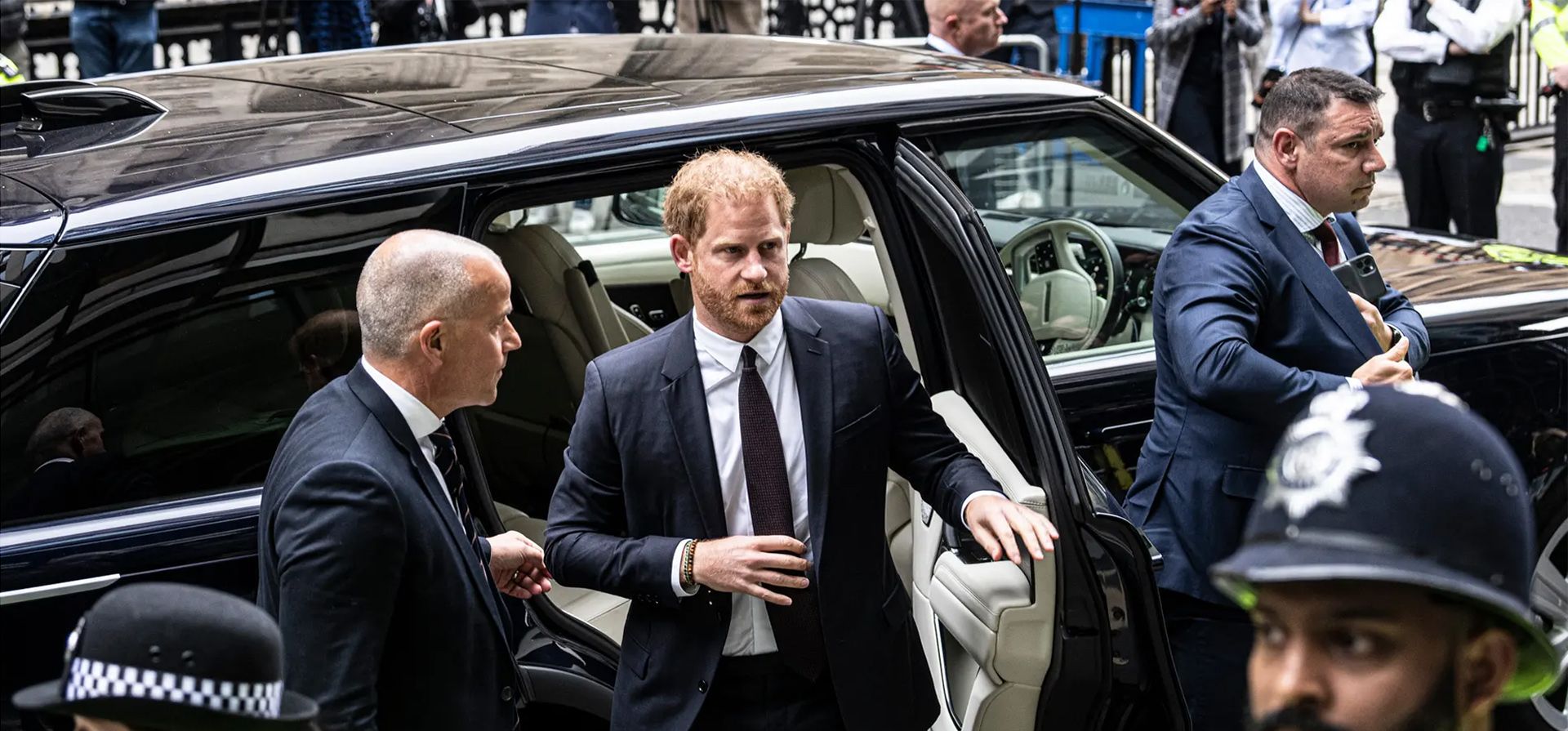 Londres, Reino Unido. El príncipe Harry llegó este martes al Tribunal Superior de Londres para prestar declaración en su demanda contra Mirror Group Newspapers, a cuyos dirigentes acusa de pirateo telefónico y otras actividades ilícitas. Fotografía: Sean Smith/The Guardian Londres, Reino Unido. El príncipe Harry llegó este martes al Tribunal Superior de Londres para prestar declaración en su demanda contra Mirror Group Newspapers, a cuyos dirigentes acusa de pirateo telefónico y otras actividades ilícitas. Fotografía: Sean Smith/The Guardian