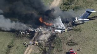 Un avión se estrelló e incendió en Texas: sobrevivieron los 21 ocupantes