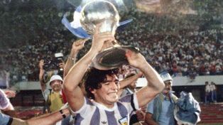 La alegría desbordante en el rostro de Diego, su primera copa mundial en las manos. Siete años después levantaría la de México 86.