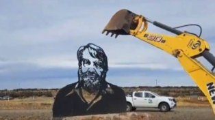 El monumento a Osvaldo Bayer fue derribado en Santa Cruz.