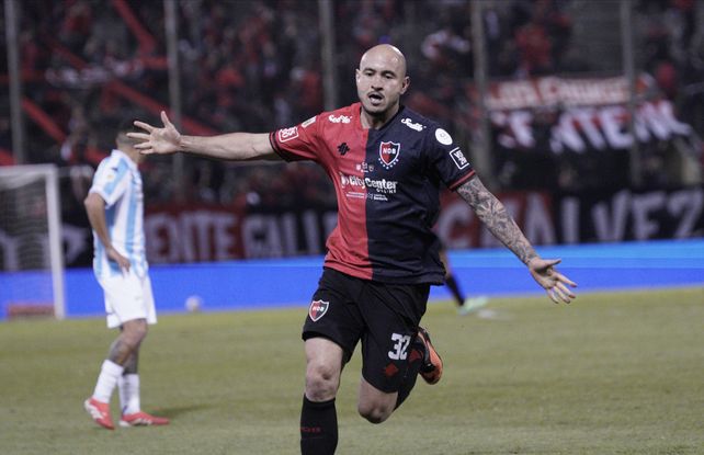 Carlos Gonz&aacute;lez celebra el tercer gol de Newell's ante el Decano tucumano por la Copa Argentina.