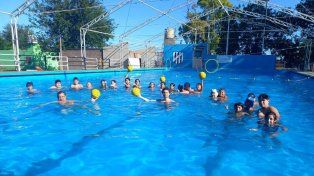La Escuela de Waterpolo Social busca llevar el deporte a todos los extremos de Rosario.
