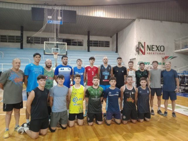 El primer equipo de Echagüe tras el entrenamiento diario.
