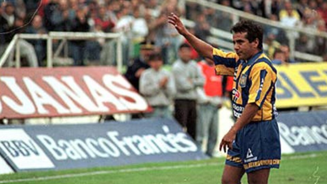 El exfutbolista saluda en el Gigante al público canalla, con el que mantuvo siempre un lazo afectivo muy fuerte.