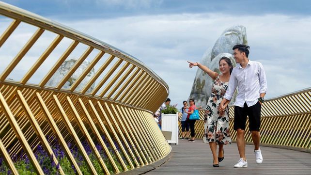 El increíble Puente de oro sostenido por dos manos deslumbra a los visitantes de Vietnam